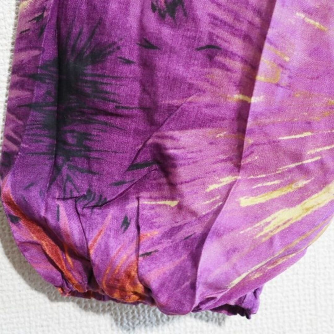 【新品】レーヨンタイパンツ　フラワーテイスト　紫系 メンズのパンツ(サルエルパンツ)の商品写真
