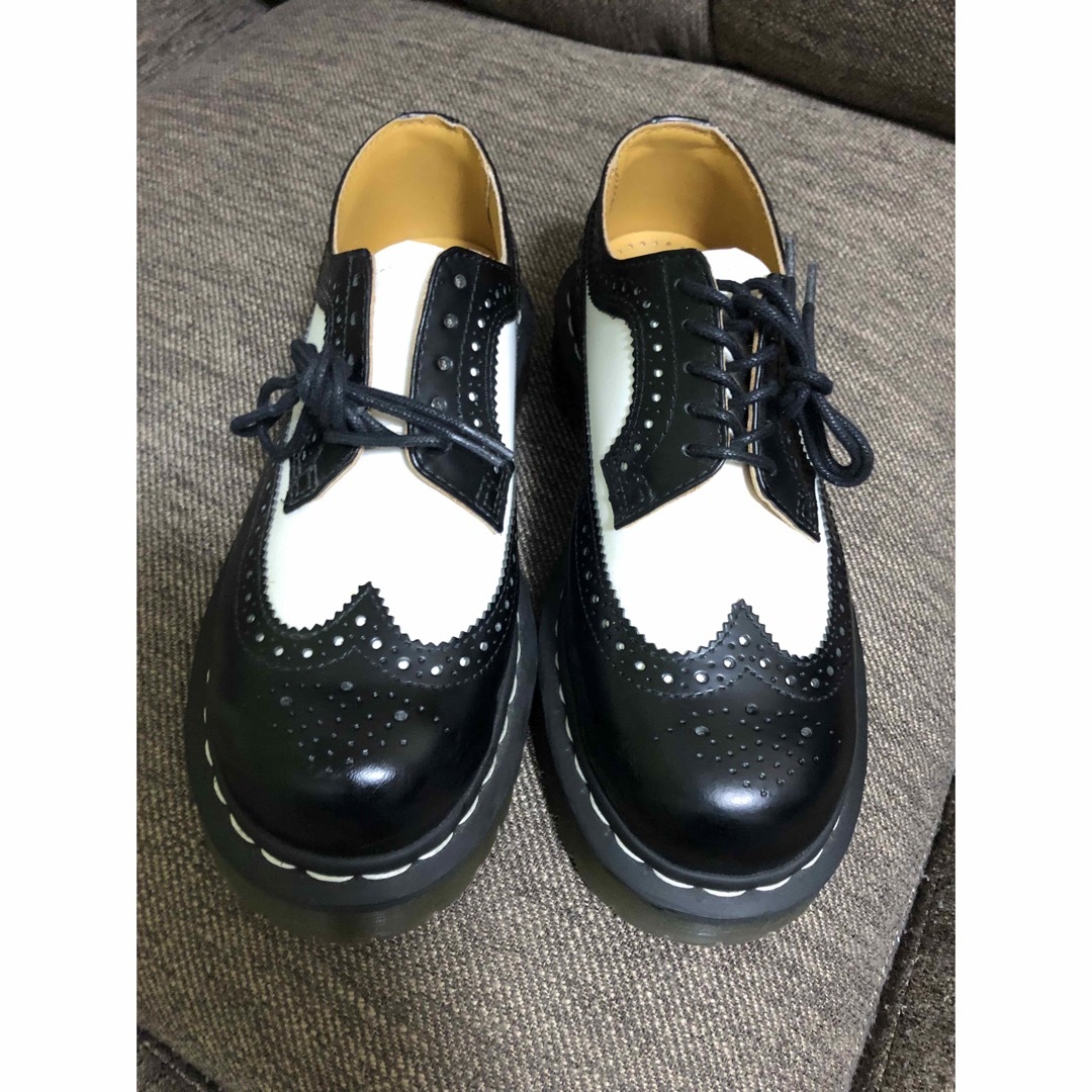 Dr.Martens(ドクターマーチン)のドクターマーチン　10458　厚底ウイングチップシューズ　バイカラー　黒 x 白 レディースの靴/シューズ(ローファー/革靴)の商品写真