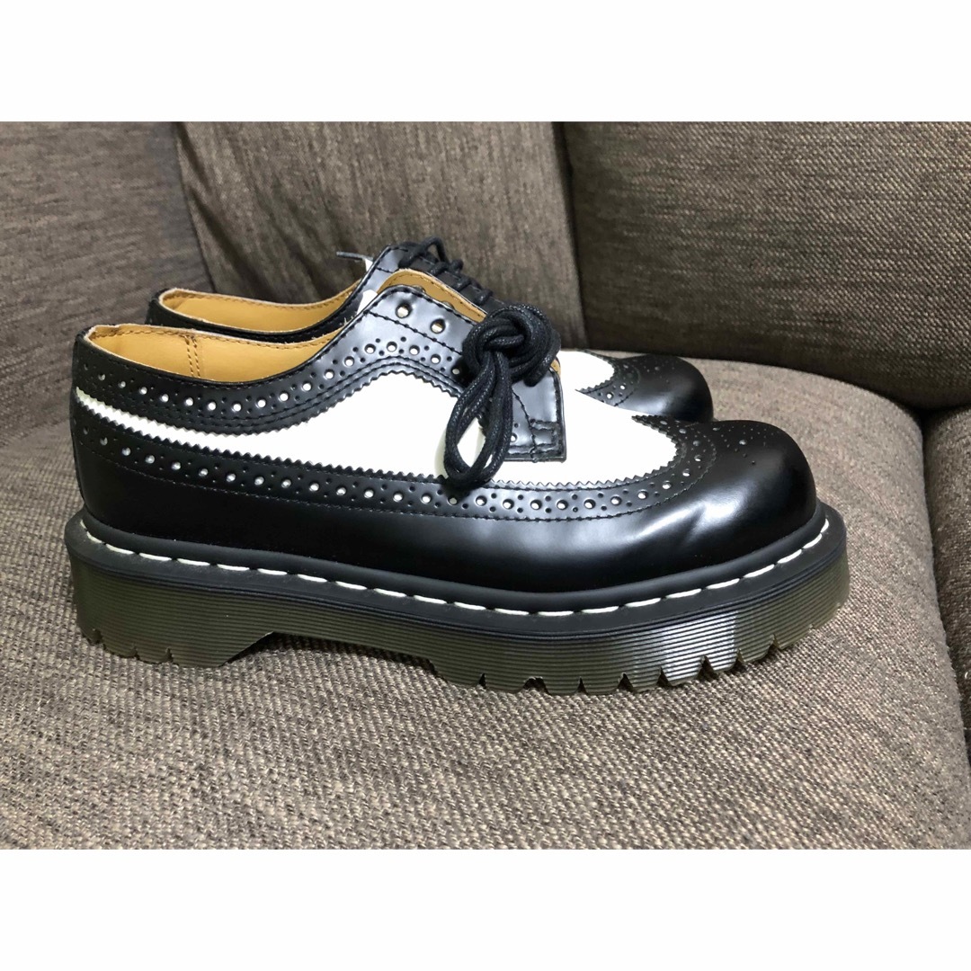 Dr.Martens(ドクターマーチン)のドクターマーチン　10458　厚底ウイングチップシューズ　バイカラー　黒 x 白 レディースの靴/シューズ(ローファー/革靴)の商品写真