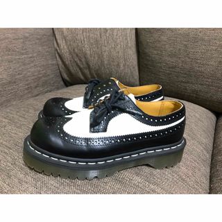 ドクターマーチン(Dr.Martens)のドクターマーチン　10458　厚底ウイングチップシューズ　バイカラー　黒 x 白(ローファー/革靴)