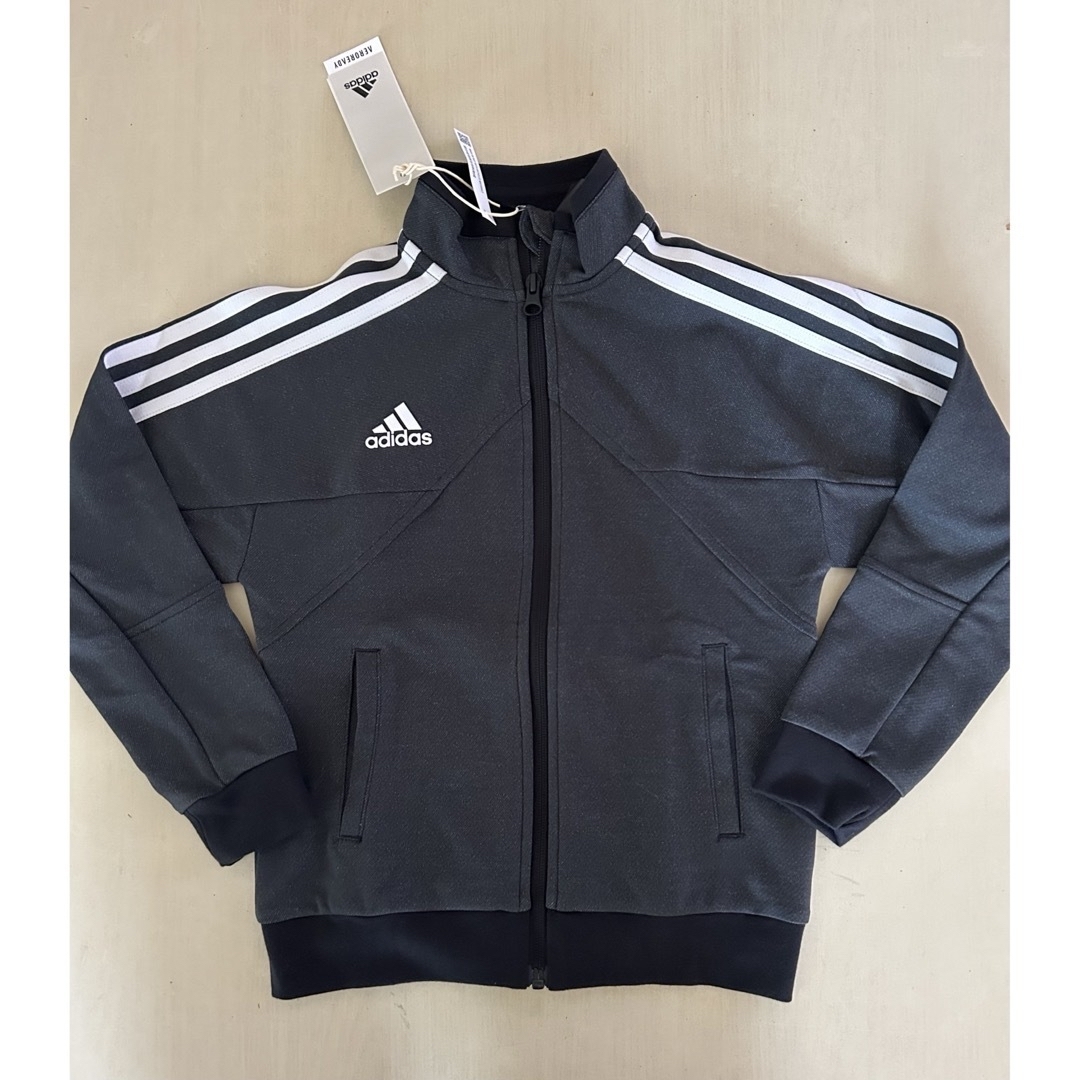 adidas(アディダス)の新品タグ付き　130cm adidasアディダス　セットアップ キッズ/ベビー/マタニティのキッズ服男の子用(90cm~)(ジャケット/上着)の商品写真