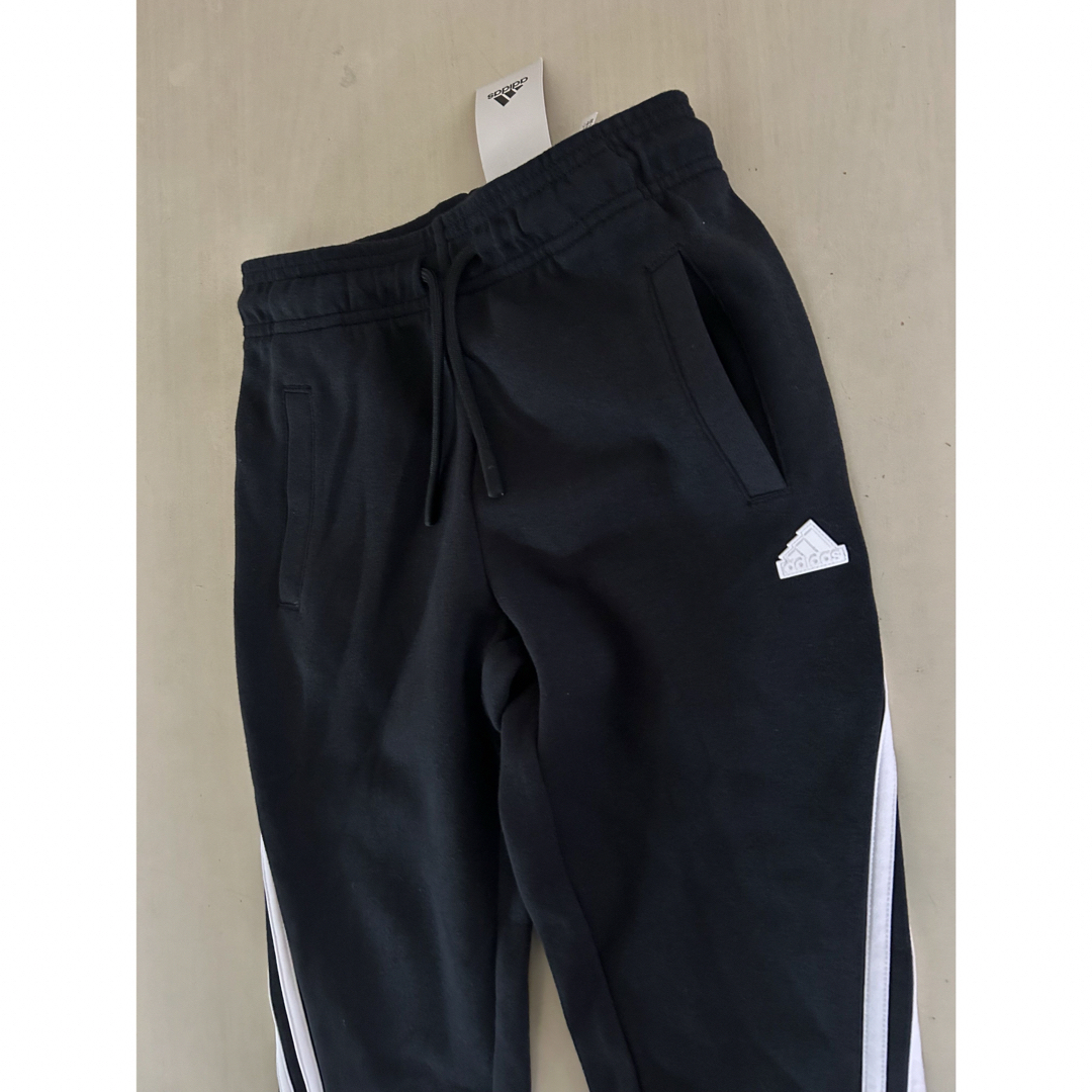 adidas(アディダス)の新品タグ付き　130cm adidasアディダス　セットアップ キッズ/ベビー/マタニティのキッズ服男の子用(90cm~)(ジャケット/上着)の商品写真