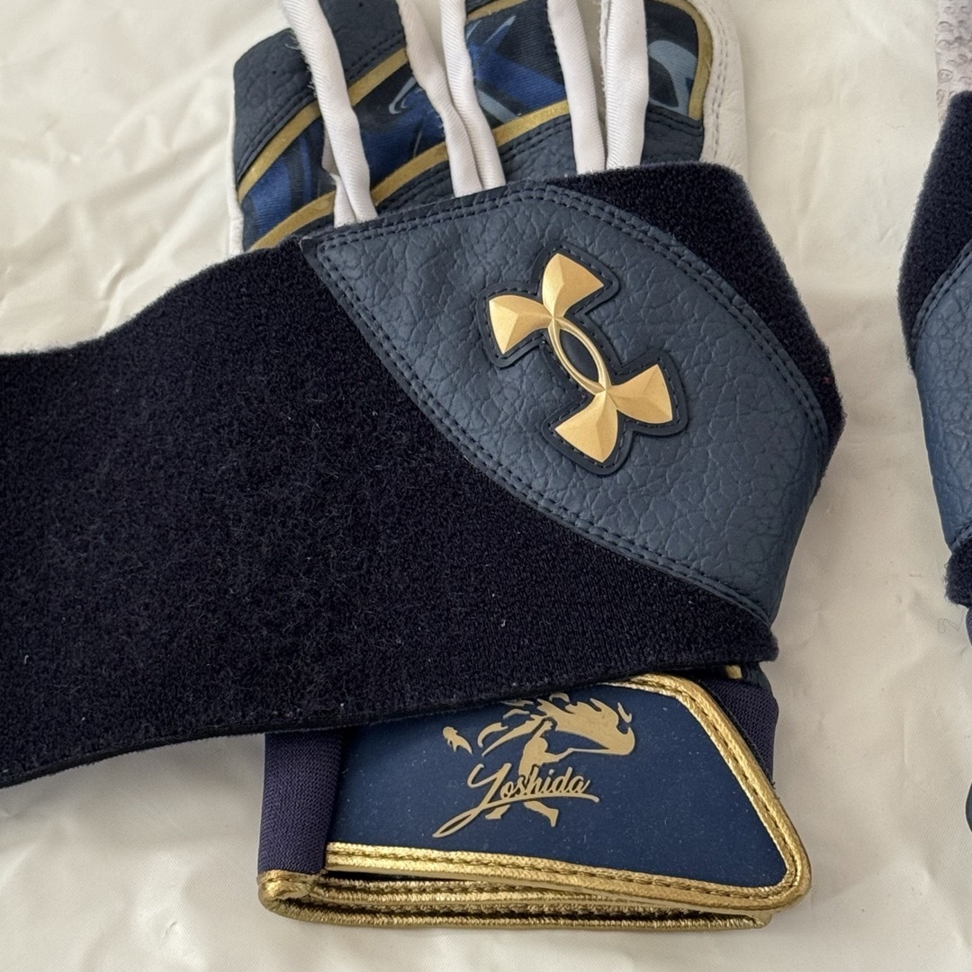 UNDER ARMOUR(アンダーアーマー)のレッドソックス 吉田正尚 実使用 or 支給品 バッティンググローブ スポーツ/アウトドアの野球(記念品/関連グッズ)の商品写真