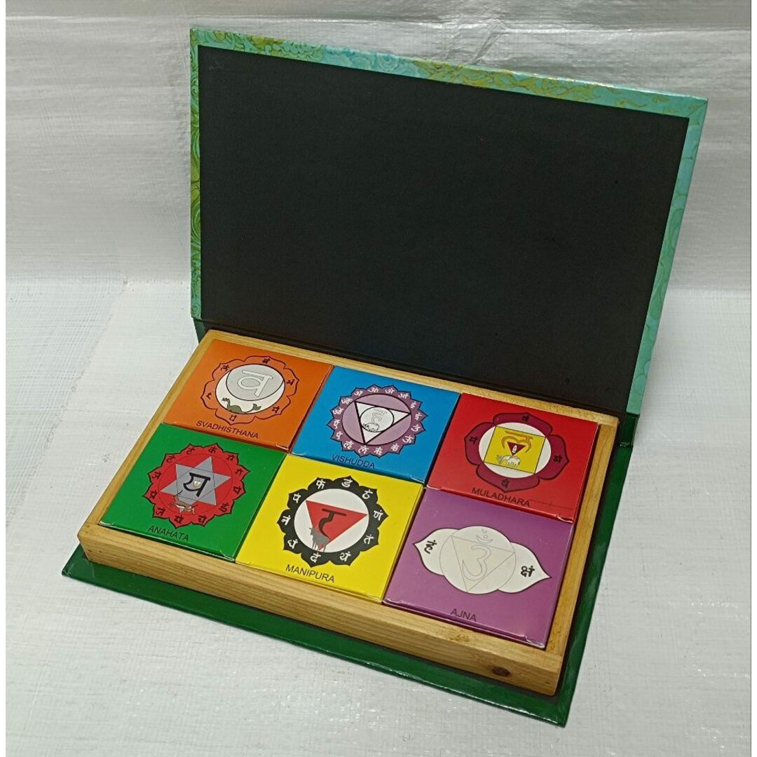 インド　チャクラ瞑想　木製枠ブックレット型お香セット　未使用品 コスメ/美容のリラクゼーション(お香/香炉)の商品写真