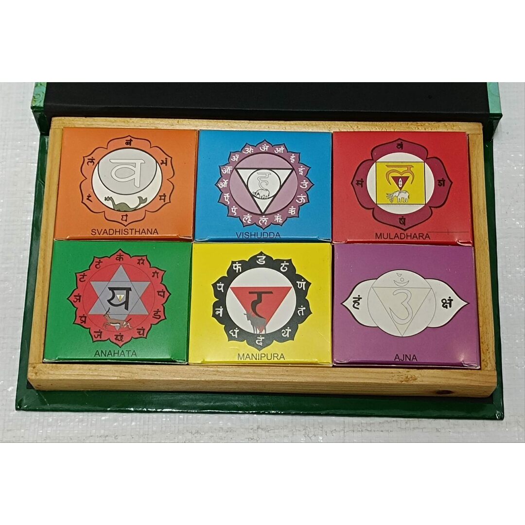 インド　チャクラ瞑想　木製枠ブックレット型お香セット　未使用品 コスメ/美容のリラクゼーション(お香/香炉)の商品写真