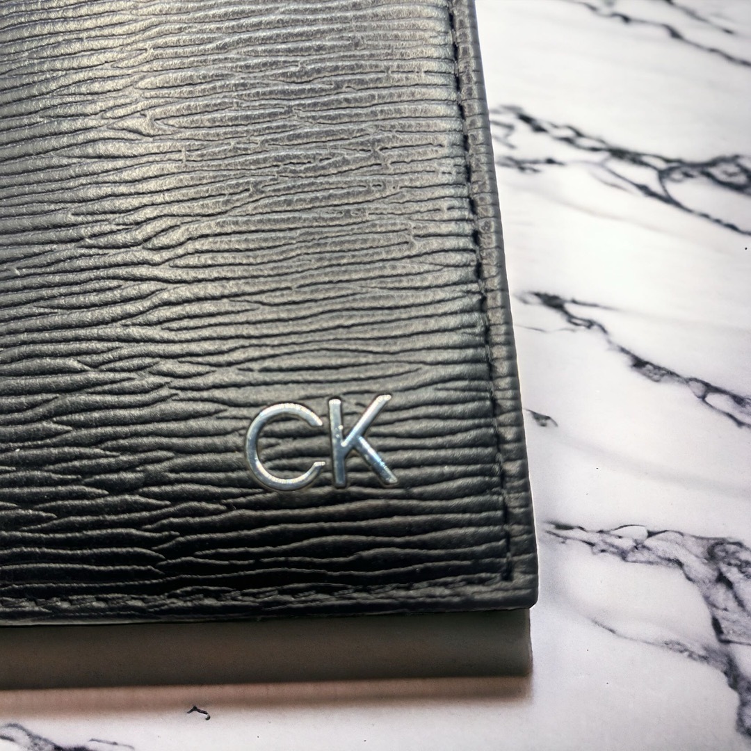 Calvin Klein(カルバンクライン)の【新品未使用】カルバンクライン 財布  メンズ 二つ折り財布 本革 ブラック メンズのファッション小物(折り財布)の商品写真