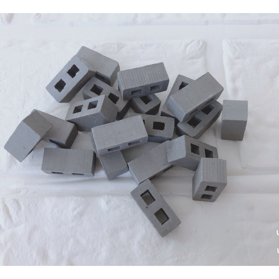 【10個】ミニチュアレンガ ブロック デコパーツ ジオラマ れんが 工作 灰色 ハンドメイドの素材/材料(各種パーツ)の商品写真