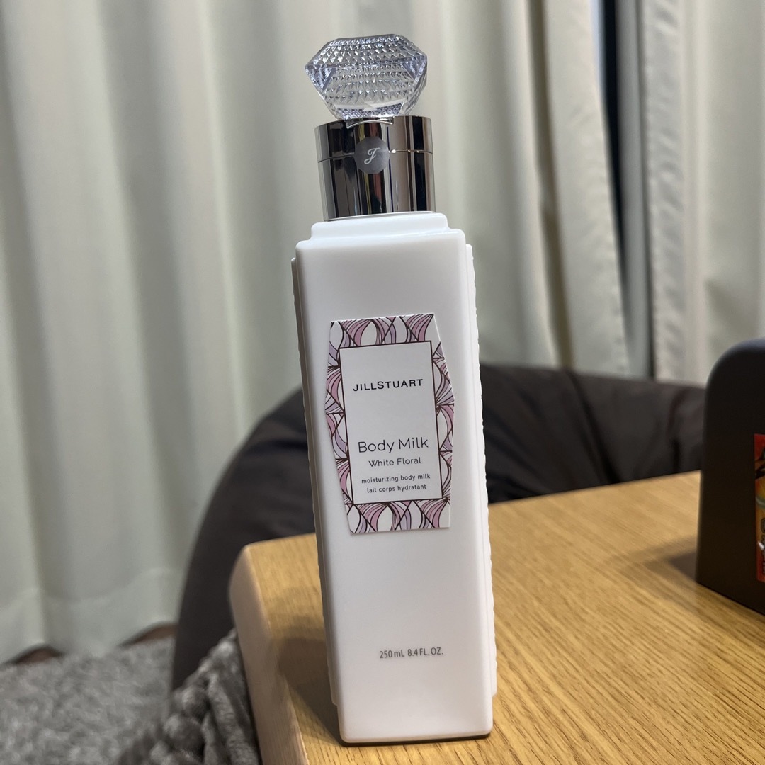 JILLSTUART(ジルスチュアート)のJILLSTUART ボディミルク ホワイトフローラル 250ml コスメ/美容のボディケア(ボディローション/ミルク)の商品写真