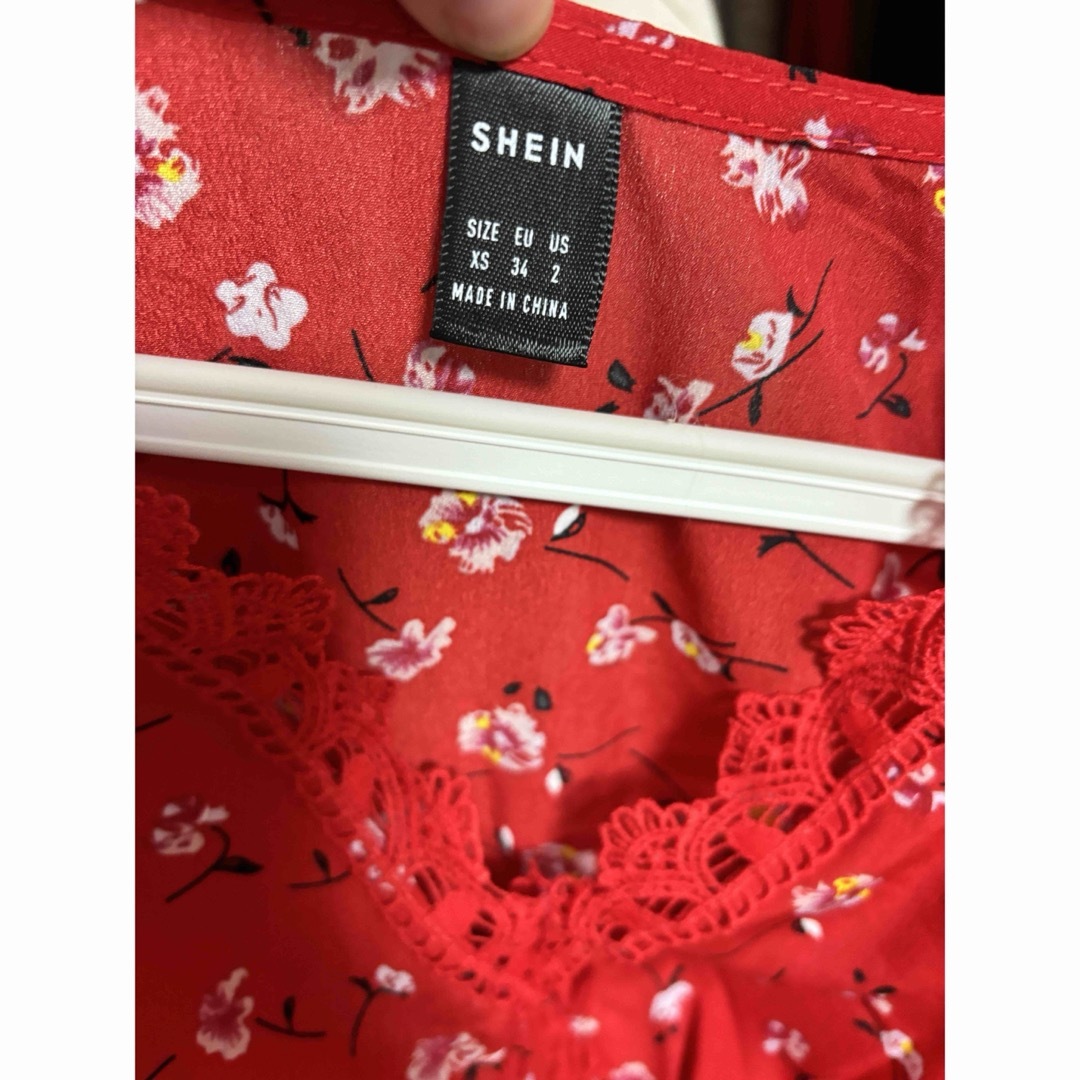 SHEIN 花柄ワンピース　ミニワンピ　花柄　レッド　フリルスリーブ　Vネック レディースのワンピース(ひざ丈ワンピース)の商品写真