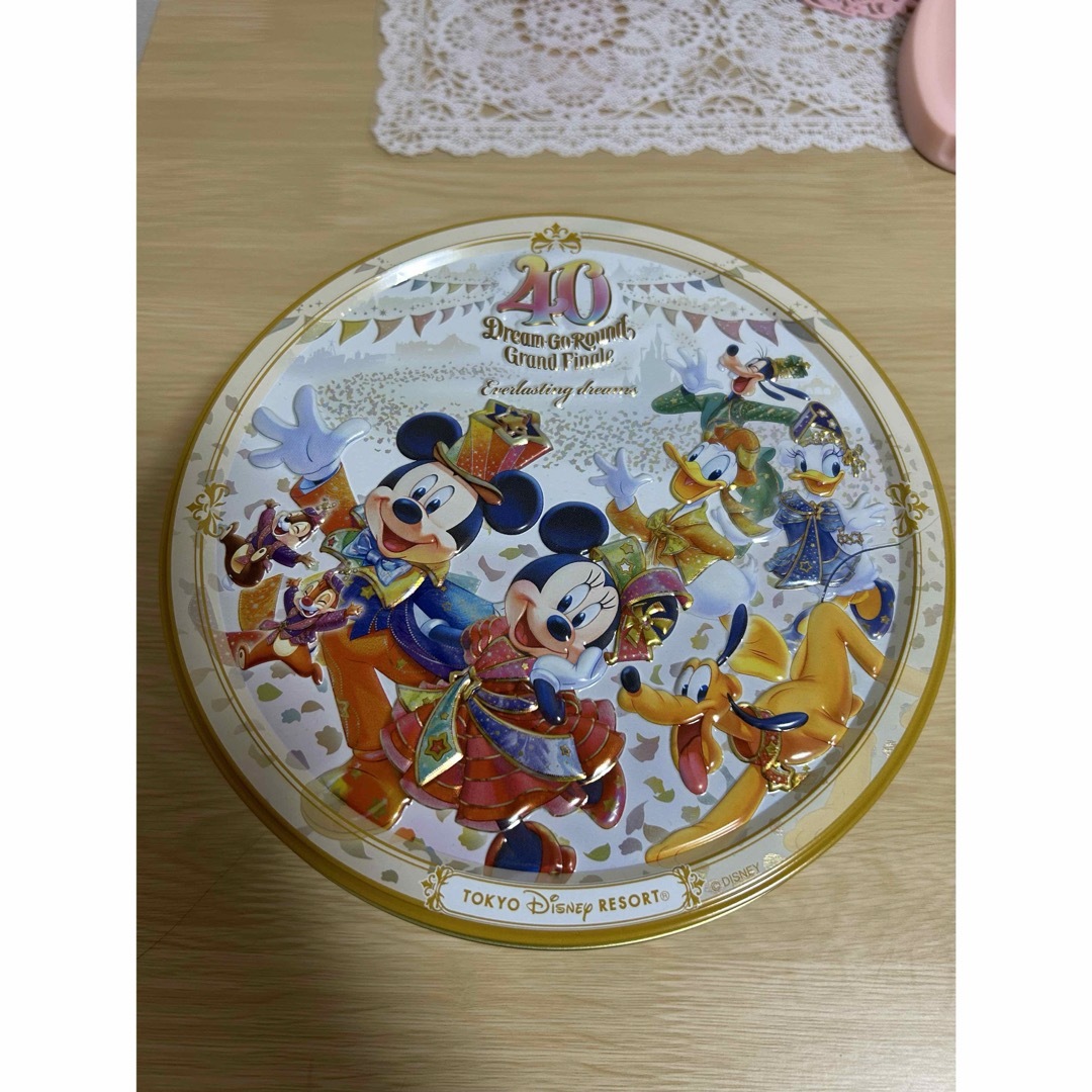 Disney(ディズニー)のディズニーランド 40周年 グランドフィナーレ アソーテッドスウィーツ缶 エンタメ/ホビーのおもちゃ/ぬいぐるみ(キャラクターグッズ)の商品写真