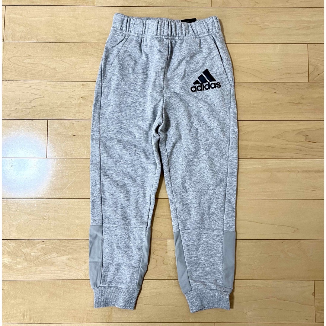 adidas(アディダス)のスウェットパンツ adidas アディダス 130cm 灰色☆新品未使用 キッズ/ベビー/マタニティのキッズ服男の子用(90cm~)(パンツ/スパッツ)の商品写真