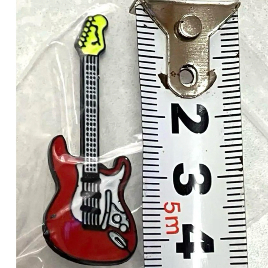 新品　ピンバッチ　ストラトギター　赤　ピンバッジ　ピンバッヂ　カワイイお洒落 エンタメ/ホビーのアニメグッズ(バッジ/ピンバッジ)の商品写真