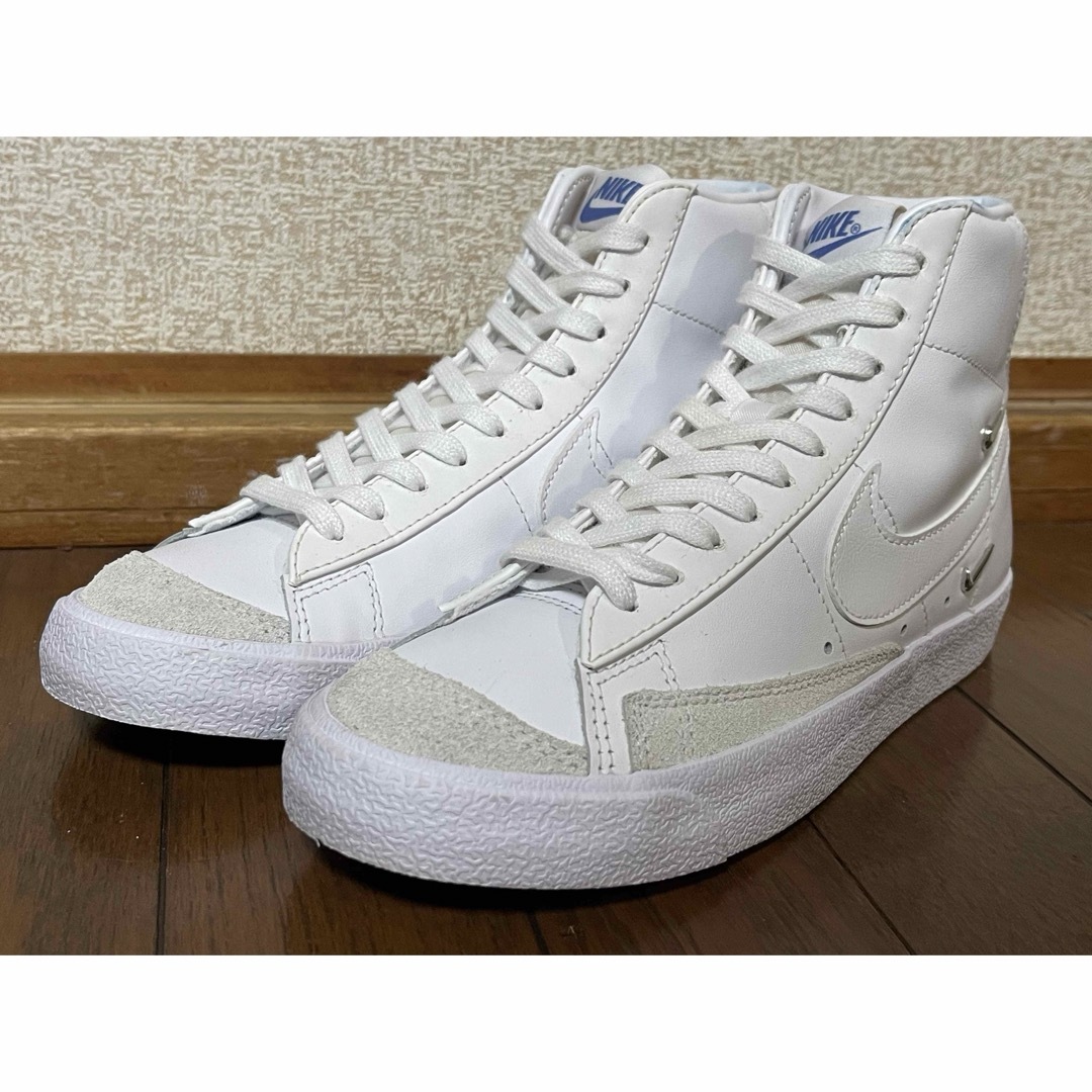 NIKE(ナイキ)のNIKE WMNS BLAZER MID 77 SE 25.0cm レディースの靴/シューズ(スニーカー)の商品写真