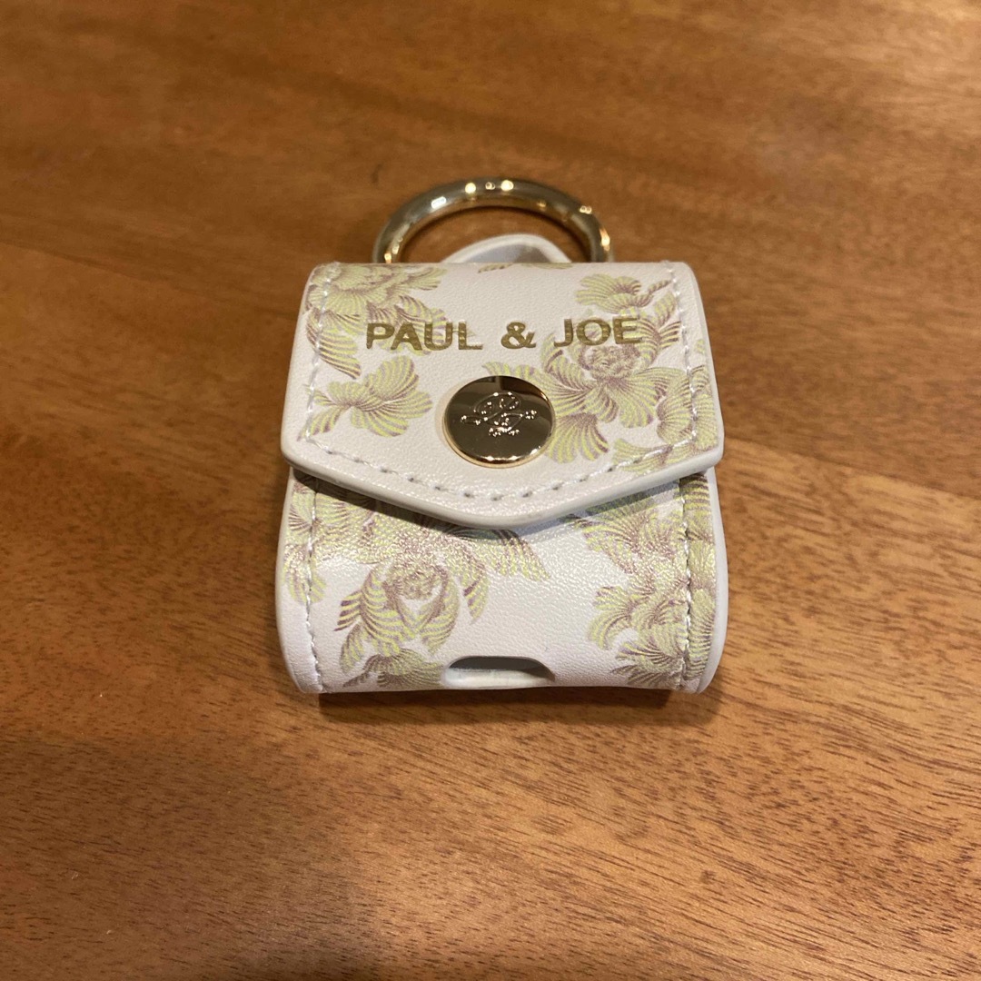 PAUL & JOE(ポールアンドジョー)の【PAUL&JOE】新品未使用❗️Air Pods case スマホ/家電/カメラのスマホアクセサリー(その他)の商品写真