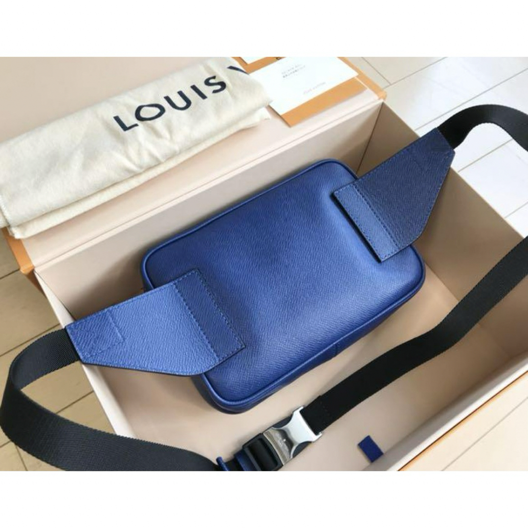 LOUIS VUITTON(ルイヴィトン)のLouis Vuitton Outdoor Taiga バムバッグ ブルー メンズのバッグ(ボディーバッグ)の商品写真