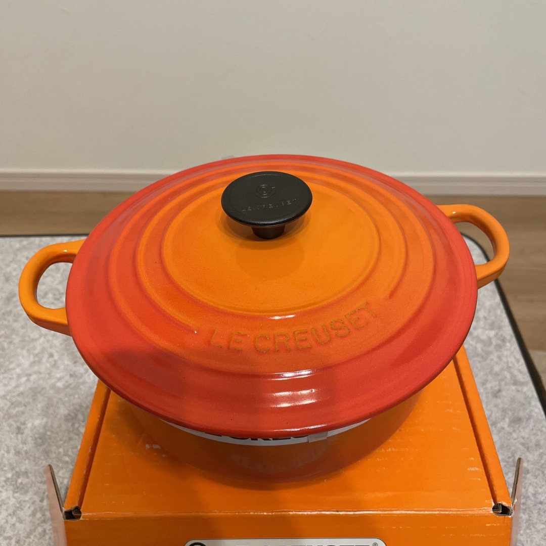 LE CREUSET(ルクルーゼ)のAKK43202 ル・クルーゼ ココット・ロンド 2501 20 オレンジ 24 インテリア/住まい/日用品のキッチン/食器(鍋/フライパン)の商品写真