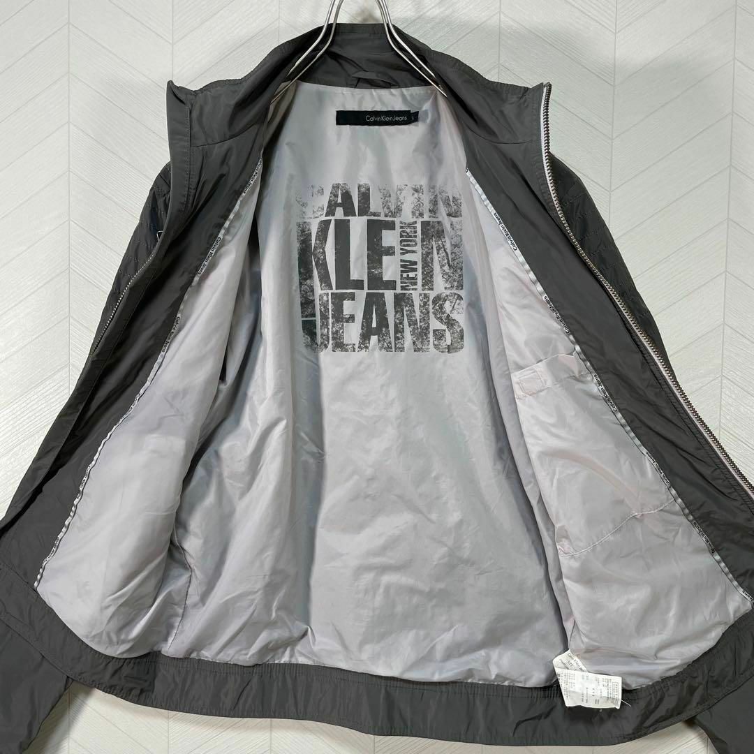 Calvin Klein(カルバンクライン)のカルバンクライン ナイロンジャケット ハイネック ジップ メンズ 袖ロゴ L メンズのジャケット/アウター(ナイロンジャケット)の商品写真