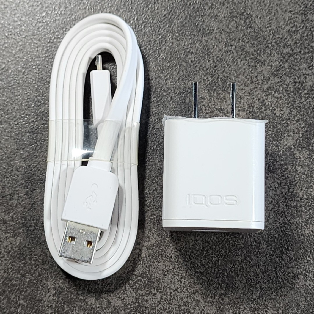 IQOS(アイコス)の新品未使用【iQOS/アイコス】純正充電アダプター＆ケーブル★マイクロUSB スマホ/家電/カメラのスマートフォン/携帯電話(バッテリー/充電器)の商品写真