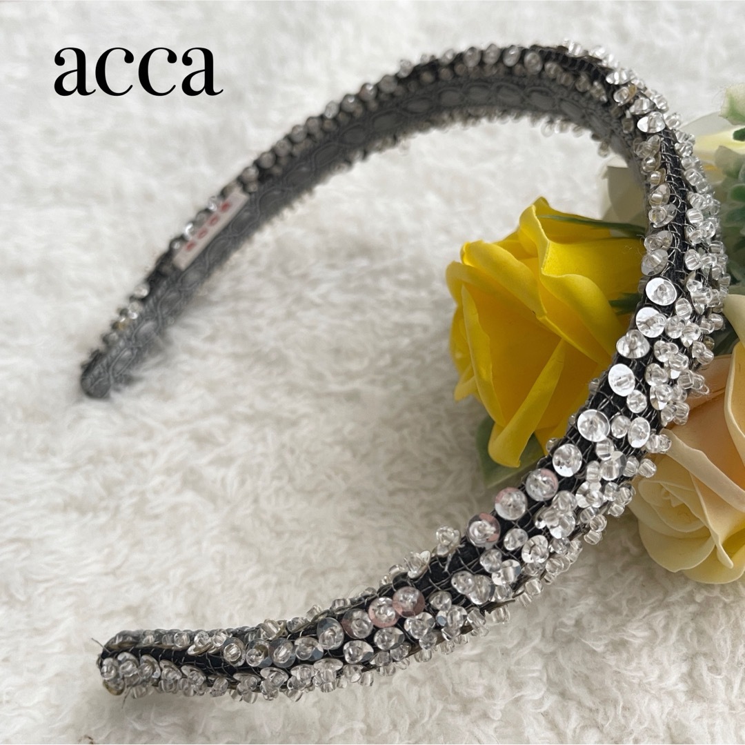 acca(アッカ)のACCA スパンコール ビーズ カチューシャ ホワイト レディースのヘアアクセサリー(カチューシャ)の商品写真