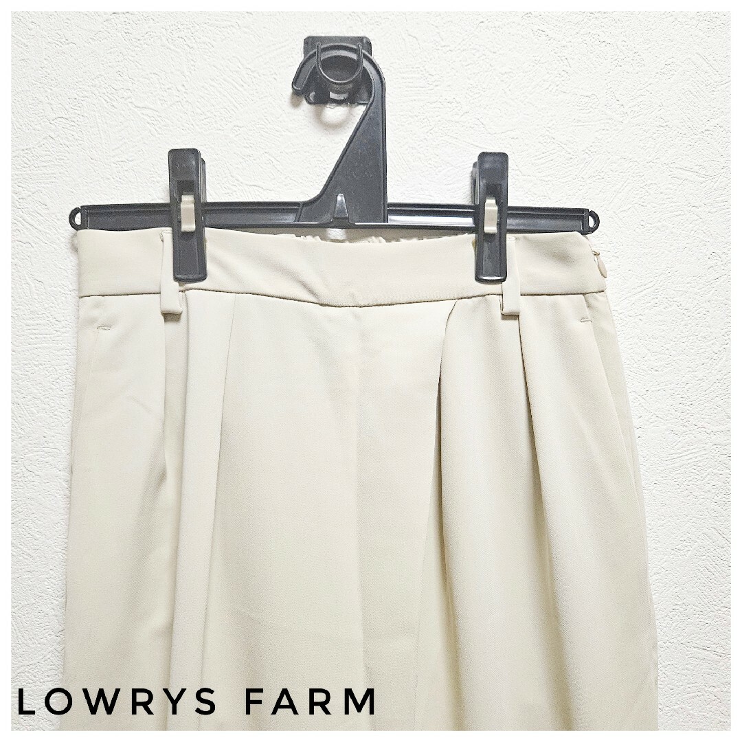 LOWRYS FARM(ローリーズファーム)の美品　LOWRYS FARM　スラックス　白　タック　フォーマル　オフィス　M レディースのパンツ(カジュアルパンツ)の商品写真