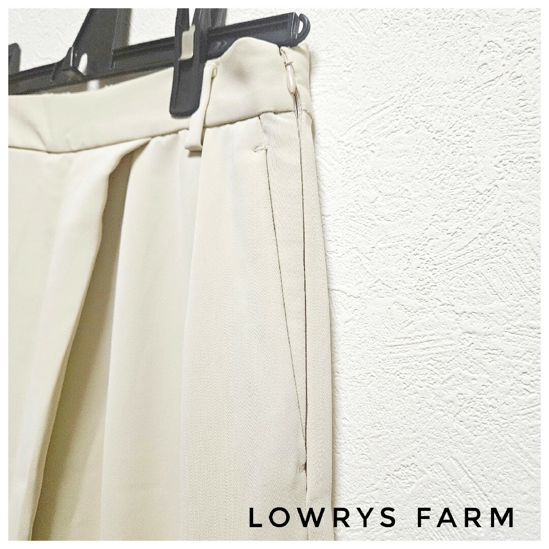 LOWRYS FARM(ローリーズファーム)の美品　LOWRYS FARM　スラックス　白　タック　フォーマル　オフィス　M レディースのパンツ(カジュアルパンツ)の商品写真