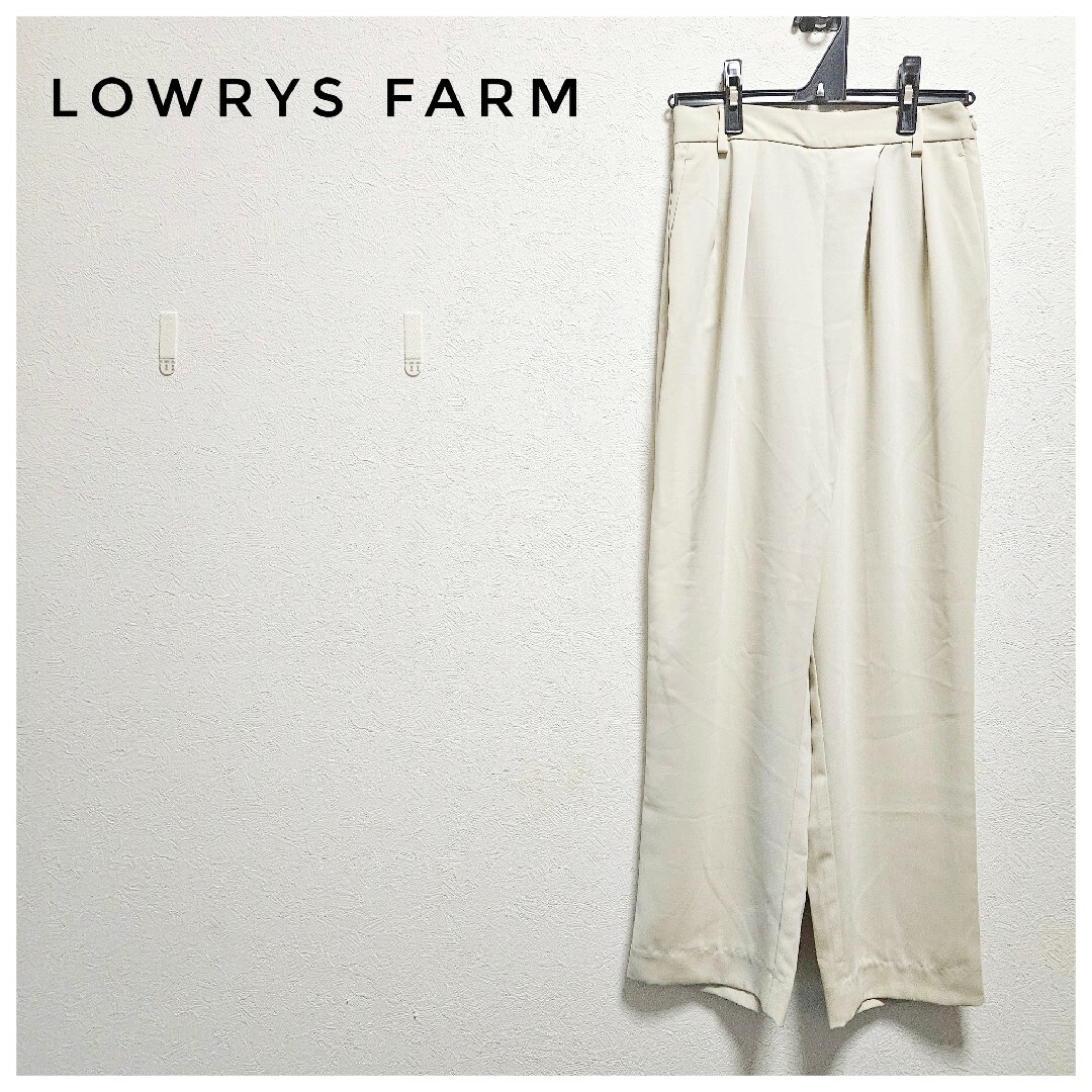 LOWRYS FARM(ローリーズファーム)の美品　LOWRYS FARM　スラックス　白　タック　フォーマル　オフィス　M レディースのパンツ(カジュアルパンツ)の商品写真