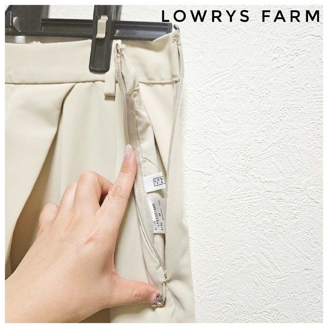 LOWRYS FARM(ローリーズファーム)の美品　LOWRYS FARM　スラックス　白　タック　フォーマル　オフィス　M レディースのパンツ(カジュアルパンツ)の商品写真