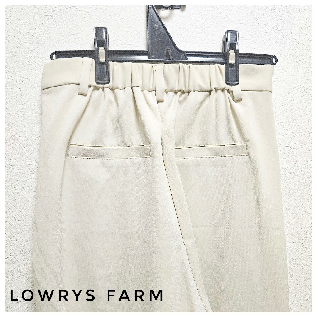 LOWRYS FARM(ローリーズファーム)の美品　LOWRYS FARM　スラックス　白　タック　フォーマル　オフィス　M レディースのパンツ(カジュアルパンツ)の商品写真