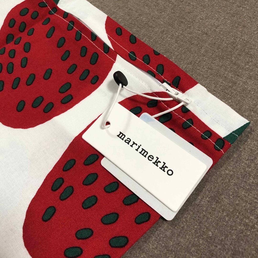 marimekko(マリメッコ)のマリメッコ【marimekko】マンシッカ・イチゴ・いちご柄・クッションカバー インテリア/住まい/日用品のインテリア小物(クッションカバー)の商品写真