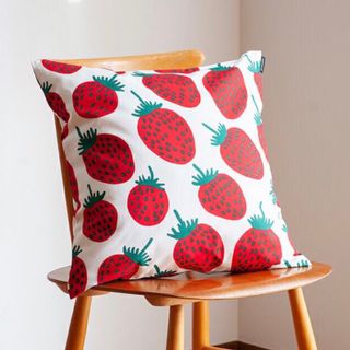 マリメッコ(marimekko)のマリメッコ【marimekko】マンシッカ・イチゴ・いちご柄・クッションカバー(クッションカバー)