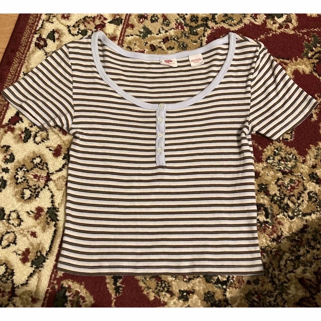 Levi's(リーバイス)のリーバイス ヘンリーネック クロップTシャツ  レディースのトップス(シャツ/ブラウス(半袖/袖なし))の商品写真