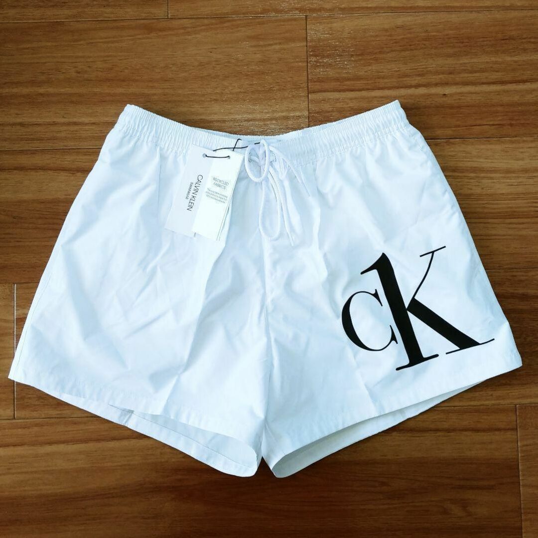 Calvin Klein(カルバンクライン)の海外限定　新品未使用品　 Calvin Klein ショーツ　海パン　ホワイト メンズの水着/浴衣(水着)の商品写真