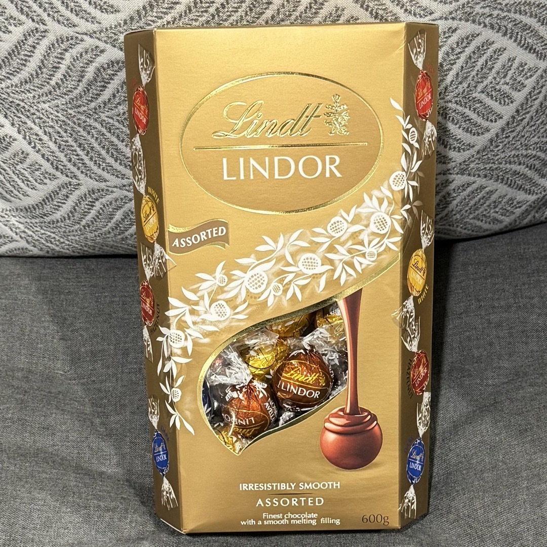 Lindt(リンツ)のリンツ　ゴールド　チョコレート　アソート　リンドール　食品　菓子　デザート　新品 食品/飲料/酒の食品(菓子/デザート)の商品写真