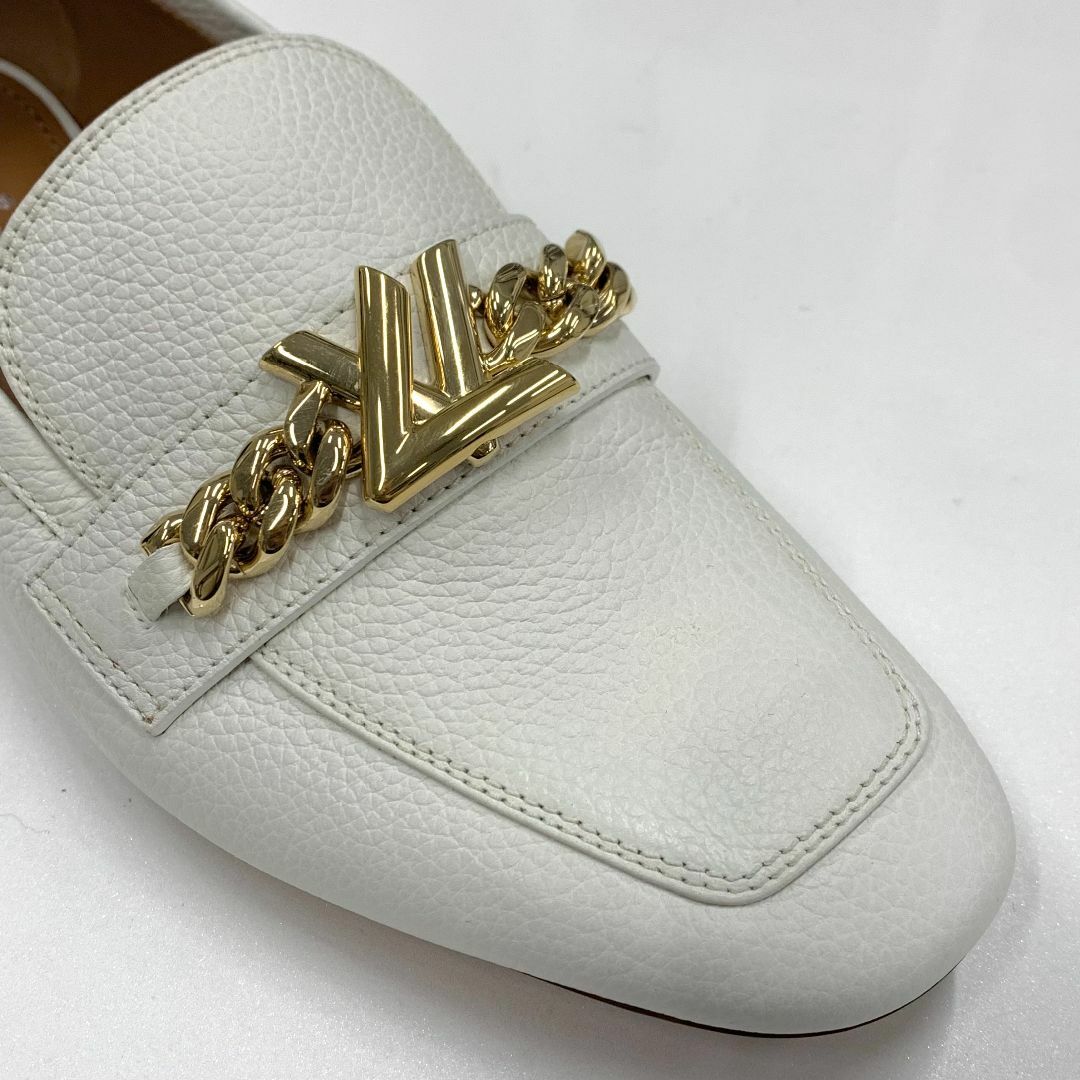 LOUIS VUITTON(ルイヴィトン)の8791 未使用 ヴィトン レザー チェーン LV金具 ローファー ホワイト レディースの靴/シューズ(ローファー/革靴)の商品写真