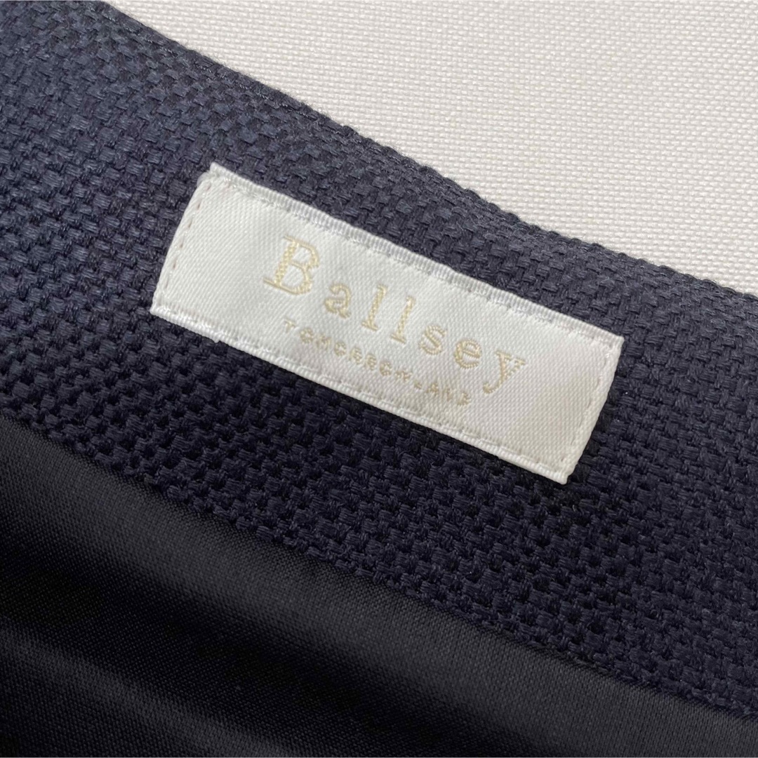 Ballsey(ボールジィ)の【新品タグ付】Ballseyハイウエストタックフレアスカート　ネイビー　オフィス レディースのスカート(ひざ丈スカート)の商品写真