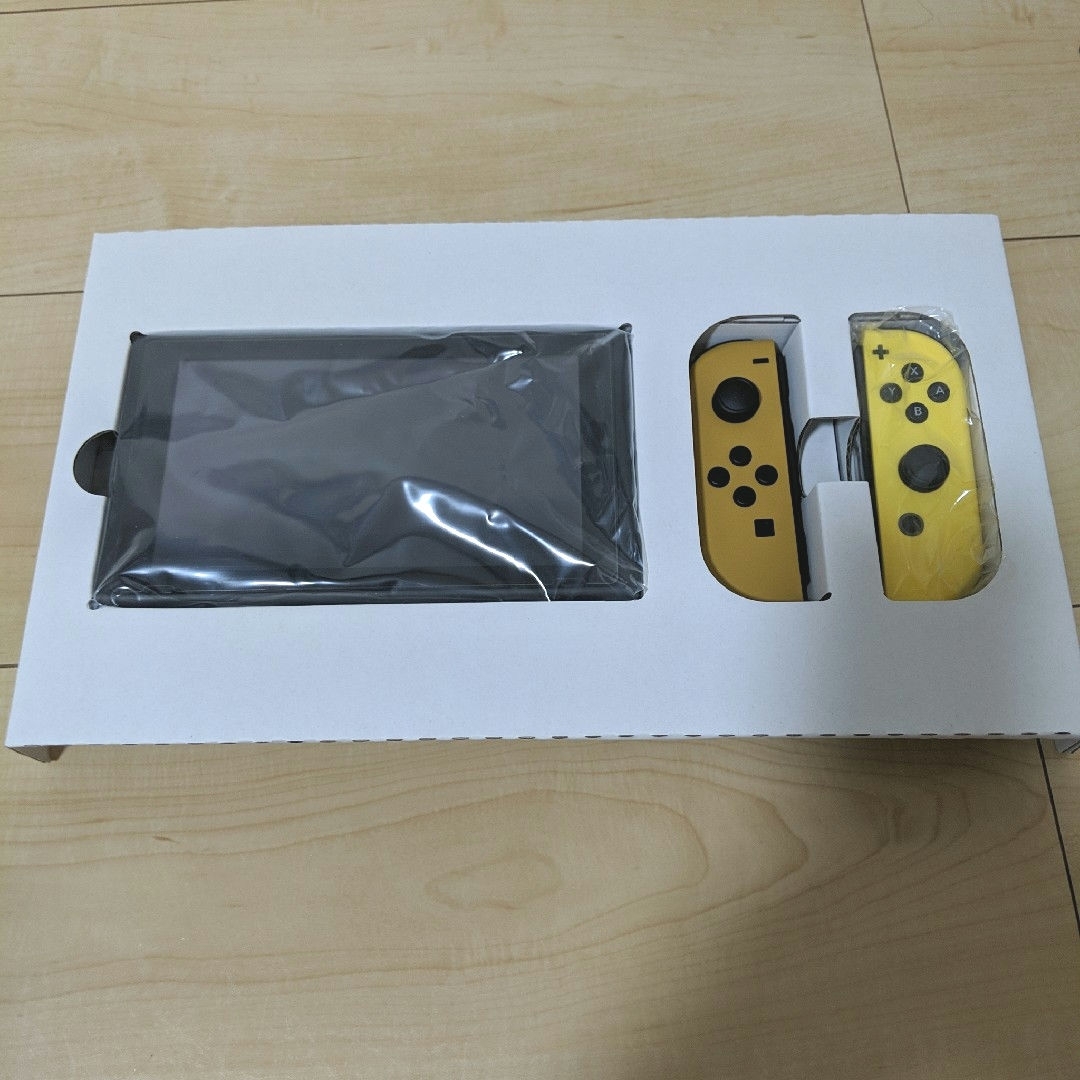 Nintendo Switch(ニンテンドースイッチ)の【未使用に近い】NINTENDO  SWITCH  レッツゴー イーブイ　本体 エンタメ/ホビーのゲームソフト/ゲーム機本体(家庭用ゲーム機本体)の商品写真