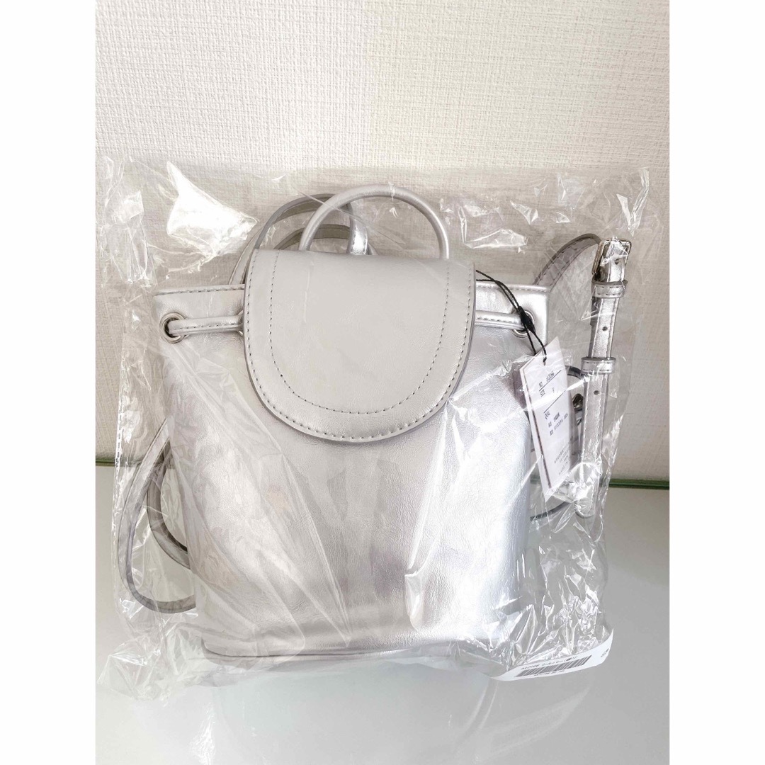 GRL(グレイル)のGRLレザー巾着リュックサックグレイルシルバーエナメルパテントメタリックバッグ銀 レディースのバッグ(リュック/バックパック)の商品写真