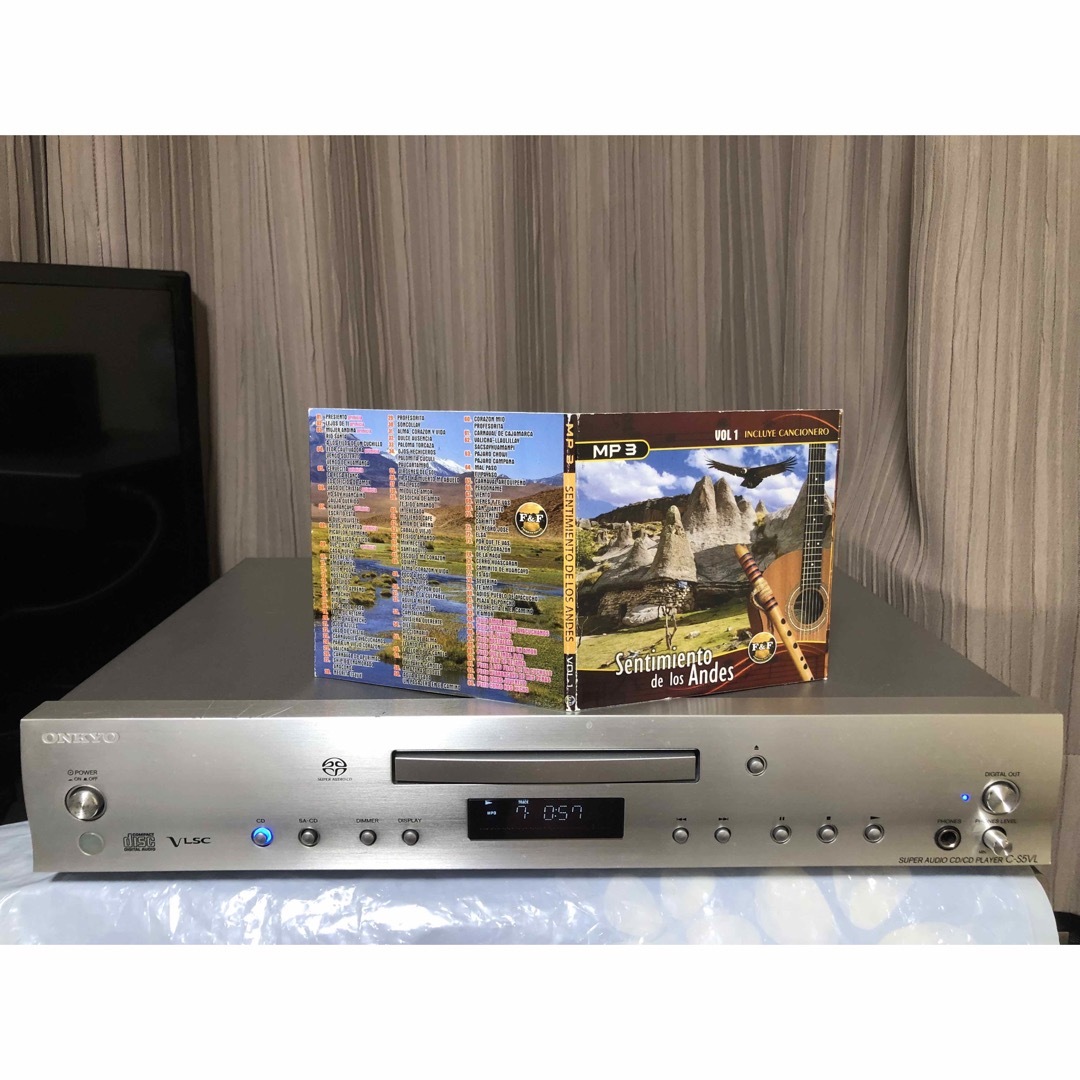 ONKYO(オンキヨー)の【完動品】ONKYO C-S5VL(S)　SACDプレーヤー　リモコン／取説書付 スマホ/家電/カメラのオーディオ機器(ポータブルプレーヤー)の商品写真