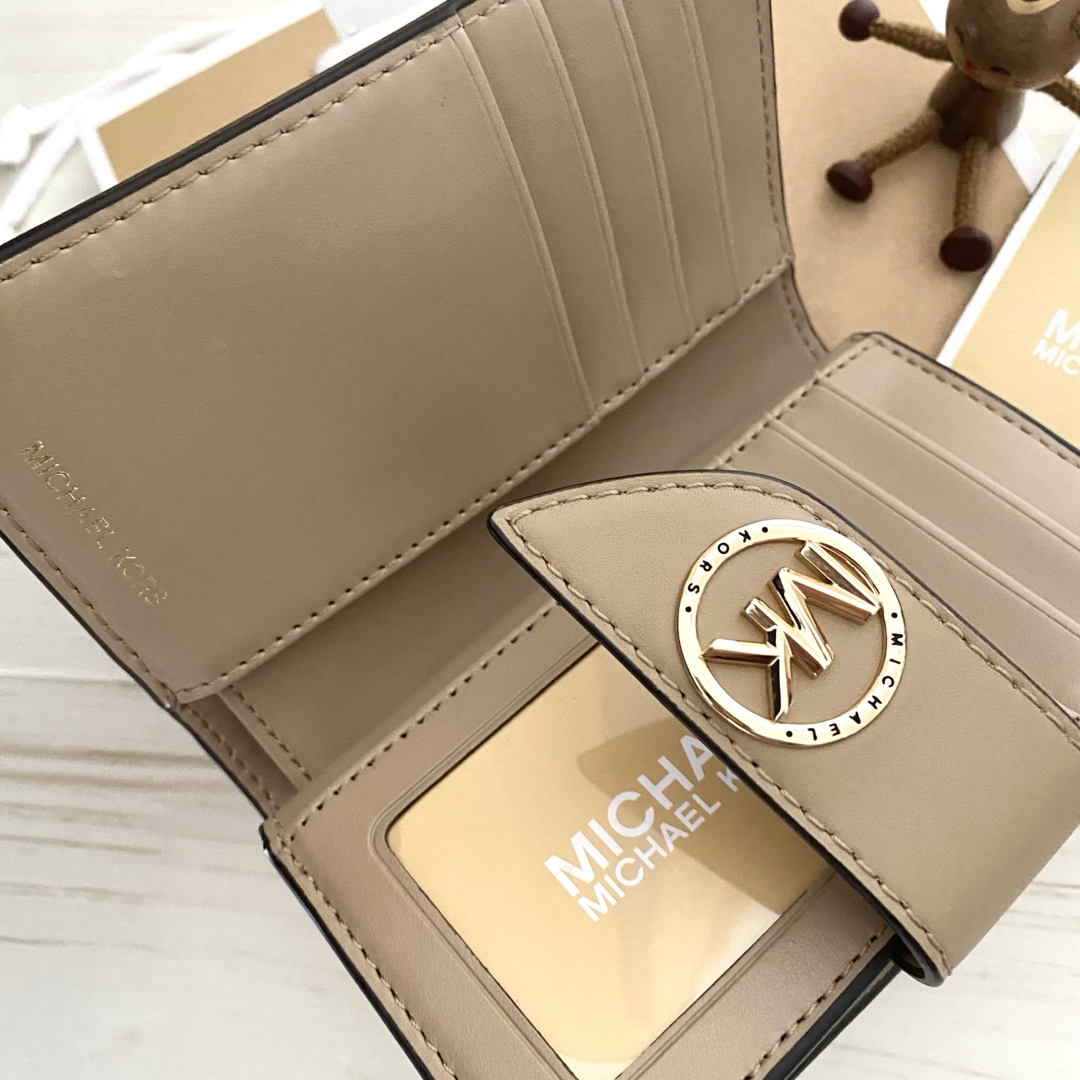 Michael Kors(マイケルコース)の新品 MICHAEL KORS 折り財布　ベージュ  二つ折り財布 レディースのファッション小物(財布)の商品写真