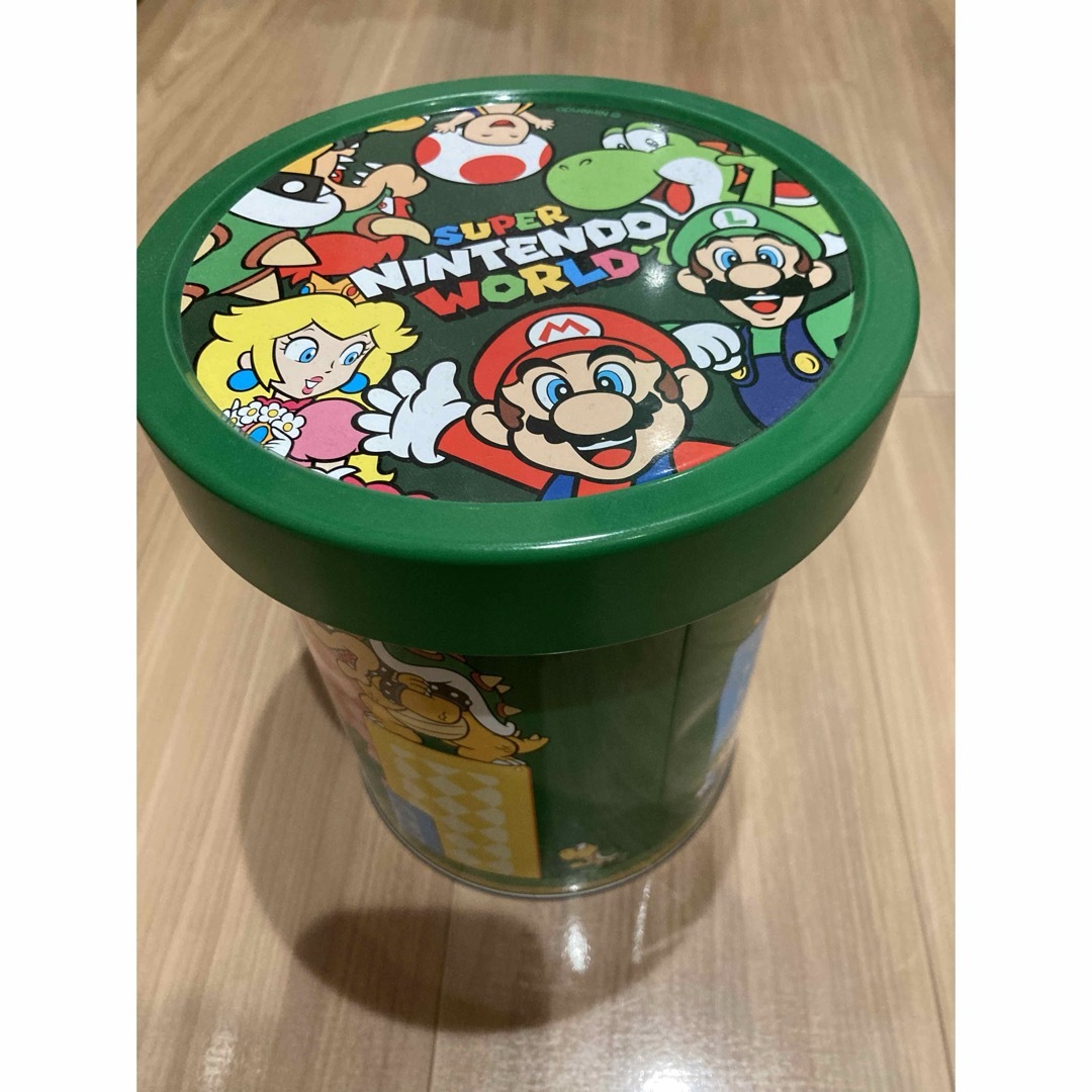 USJ お菓子　マリオ　缶 エンタメ/ホビーのおもちゃ/ぬいぐるみ(キャラクターグッズ)の商品写真