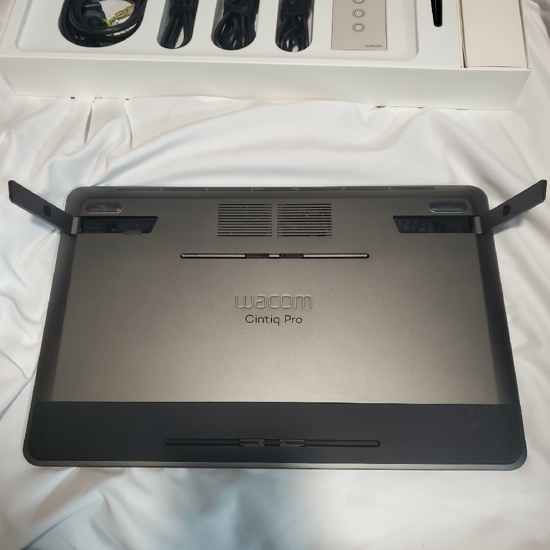 Wacom(ワコム)のWacom Cintiq Pro 16 DTH-1620/AK0 スマホ/家電/カメラのPC/タブレット(タブレット)の商品写真