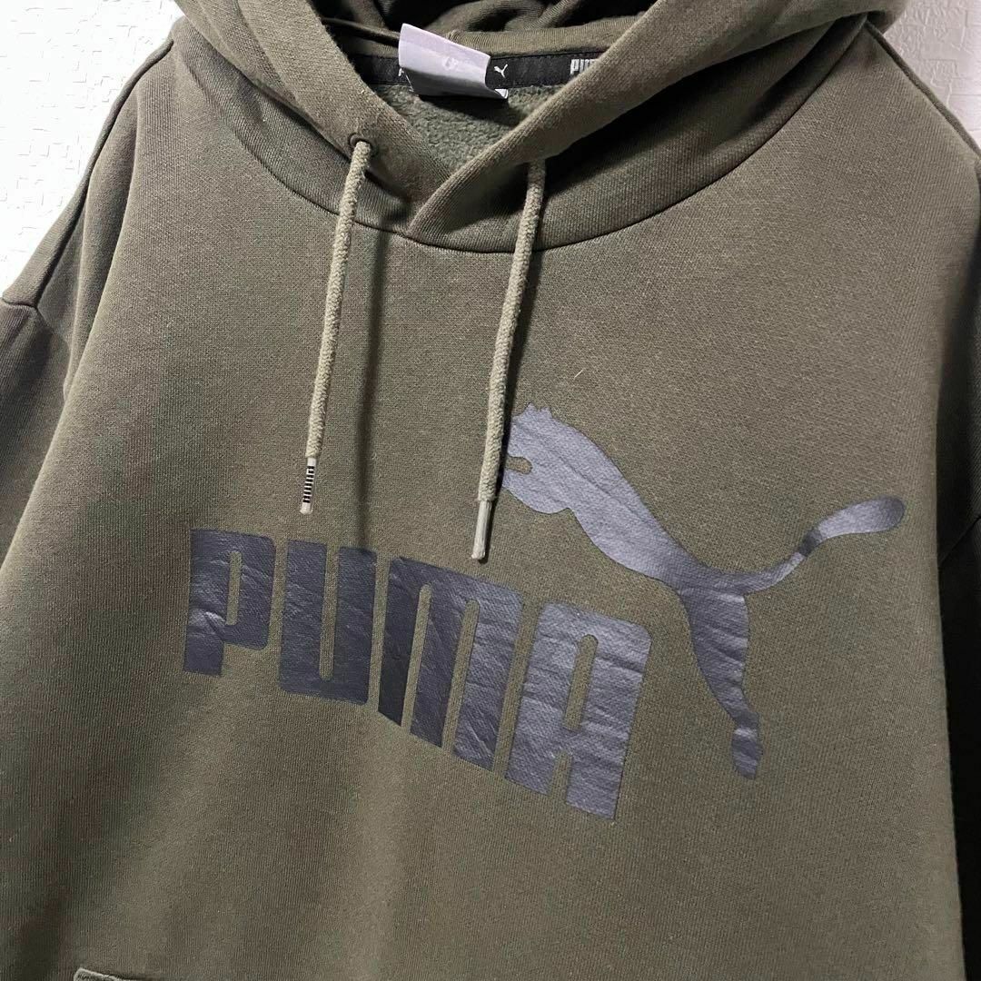 PUMA(プーマ)のPUMA/プーマ スウェット パーカー カーキ 緑 プリント デカロゴ メンズのトップス(パーカー)の商品写真