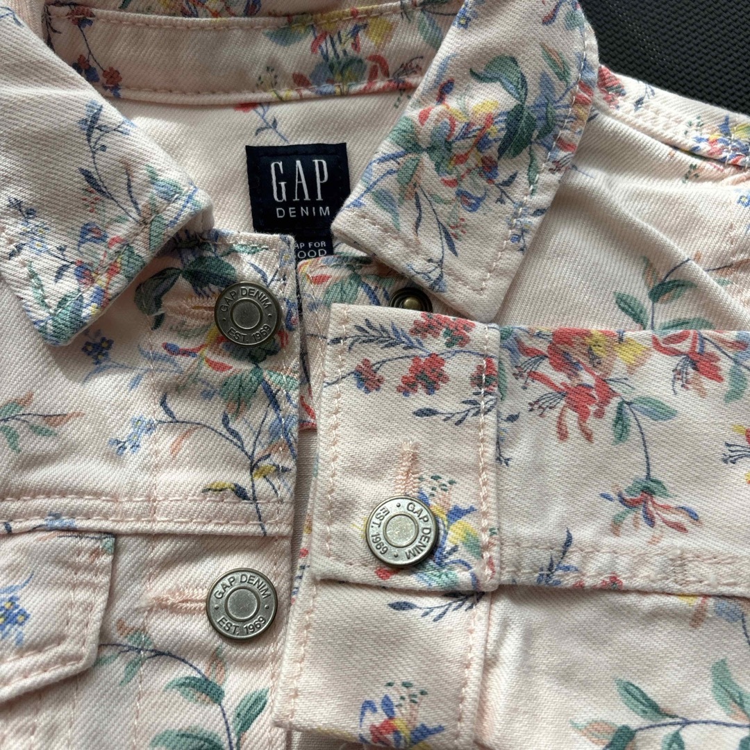 GAP(ギャップ)の100  GAP 花柄デニムジャケット キッズ/ベビー/マタニティのキッズ服女の子用(90cm~)(ジャケット/上着)の商品写真