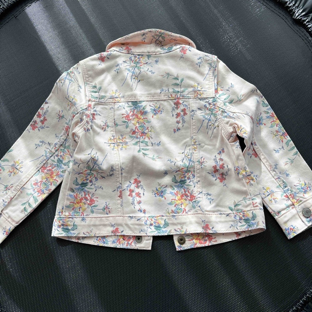 GAP(ギャップ)の100  GAP 花柄デニムジャケット キッズ/ベビー/マタニティのキッズ服女の子用(90cm~)(ジャケット/上着)の商品写真