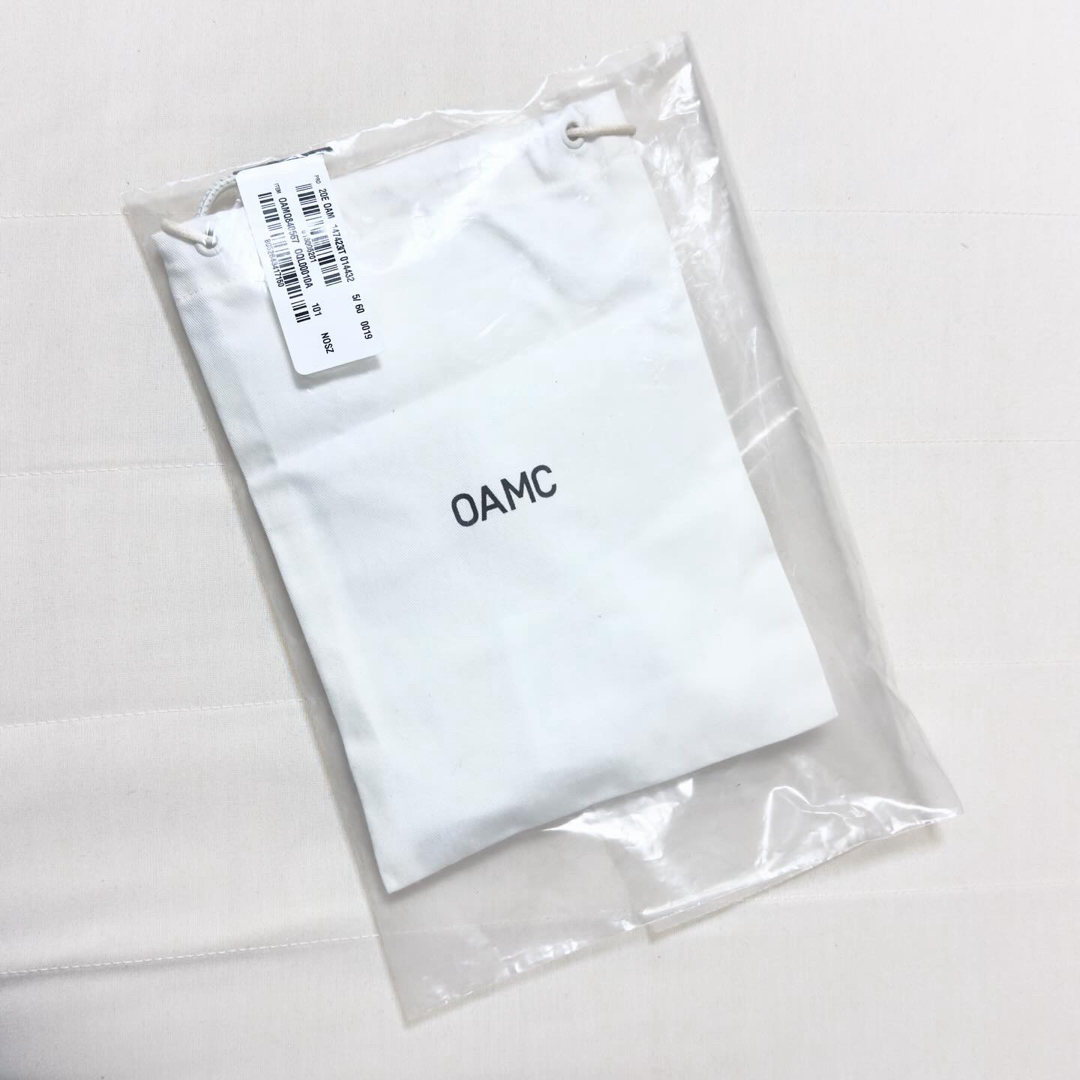 OAMC(オーエーエムシー)のOAMC レザーネックキーホルダー ネックストラップ ホワイト メンズのファッション小物(キーホルダー)の商品写真