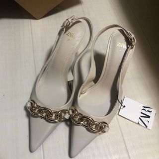 ザラ(ZARA)のZARA  チェーン付きバックストラップパンプス(ハイヒール/パンプス)