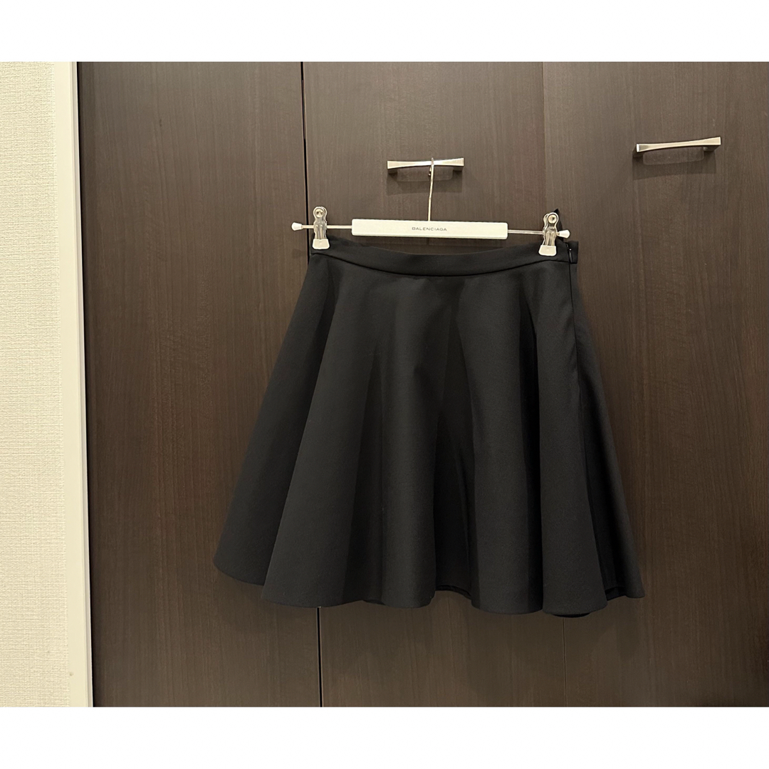 VALENTINO(ヴァレンティノ)のvalentino ヴァレンティノ シンプル フレア スカート 黒 40 レディースのスカート(ミニスカート)の商品写真