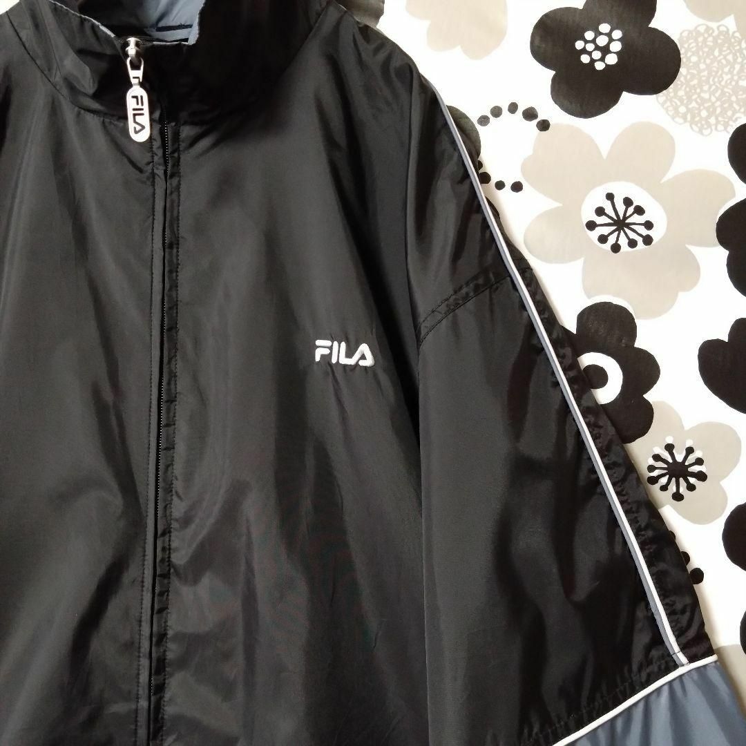 FILA(フィラ)のFILA3ナイロンジャケットXLサイズUS古着フルジップアップブラック腕章グレー メンズのジャケット/アウター(ナイロンジャケット)の商品写真