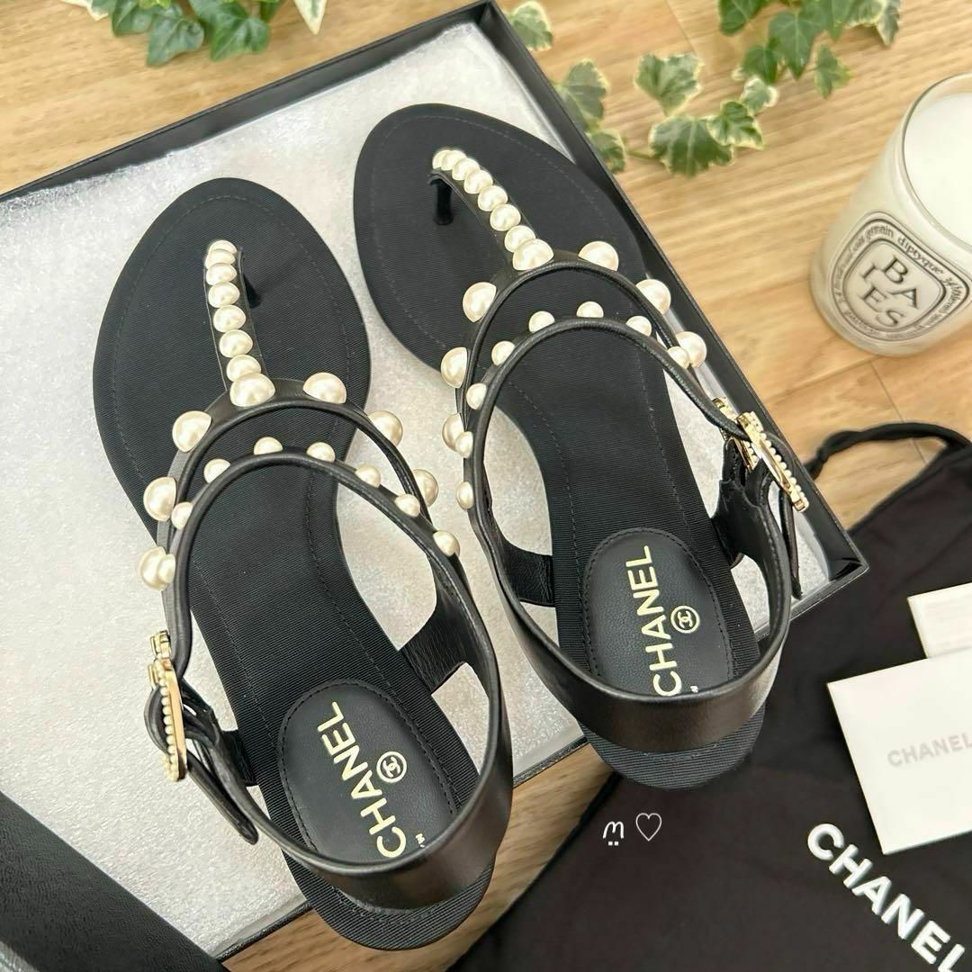 CHANEL(シャネル)の新品CHANELシャネル　Tストラップパールサンダル　35　フラット　ココマーク レディースの靴/シューズ(サンダル)の商品写真