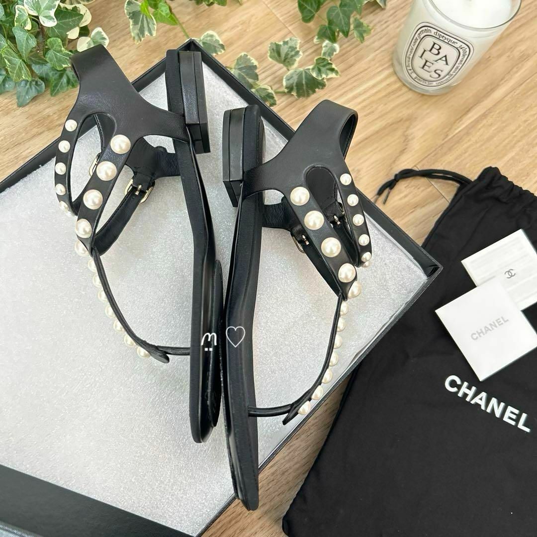 CHANEL(シャネル)の新品CHANELシャネル　Tストラップパールサンダル　35　フラット　ココマーク レディースの靴/シューズ(サンダル)の商品写真